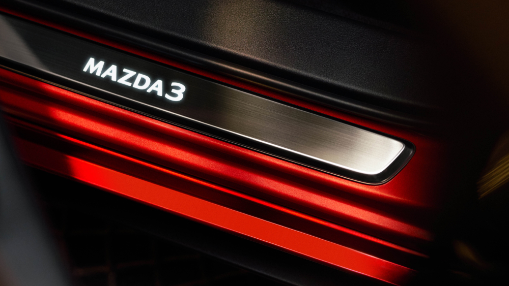Accesorios para el Mazda 3 Sedan 2026 – Placas de umbral iluminadas Accesorios para el Mazda 3 Sedan 2026 – Placas de umbral iluminadas